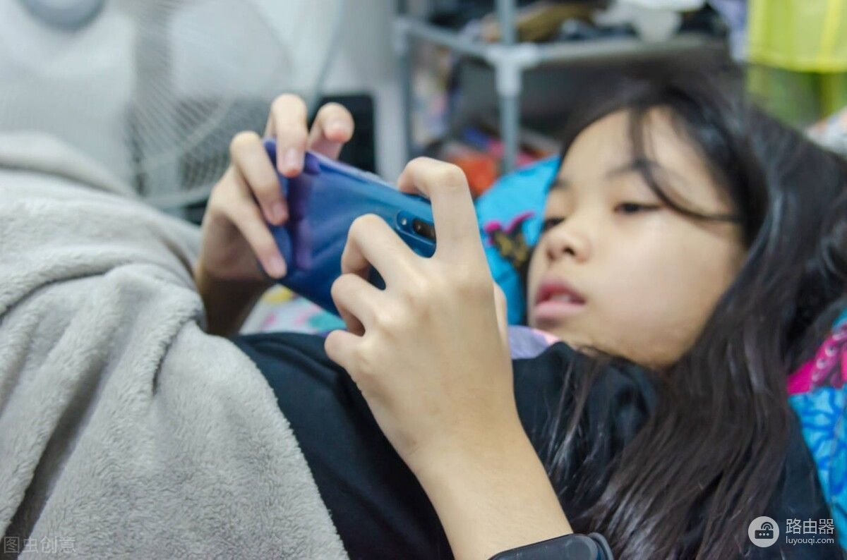 如何防止孩子变成手机控(让孩子远离手机控)