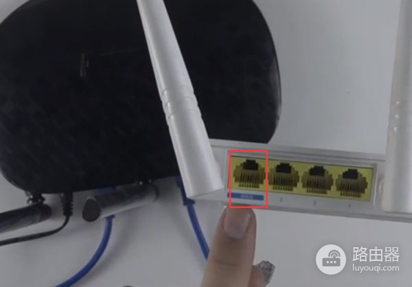 两个路由器用网线怎么连接(两个子网如何连接一个路由器)