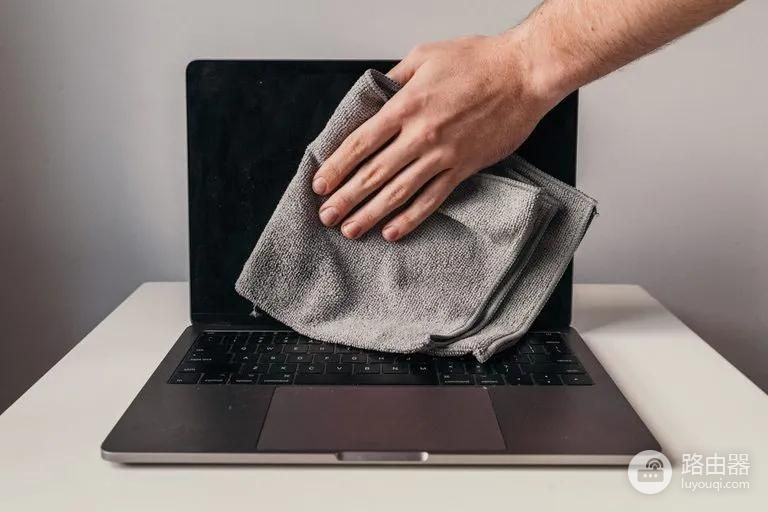 如何正确地清洁笔记本电脑屏幕(电脑如何擦洗)