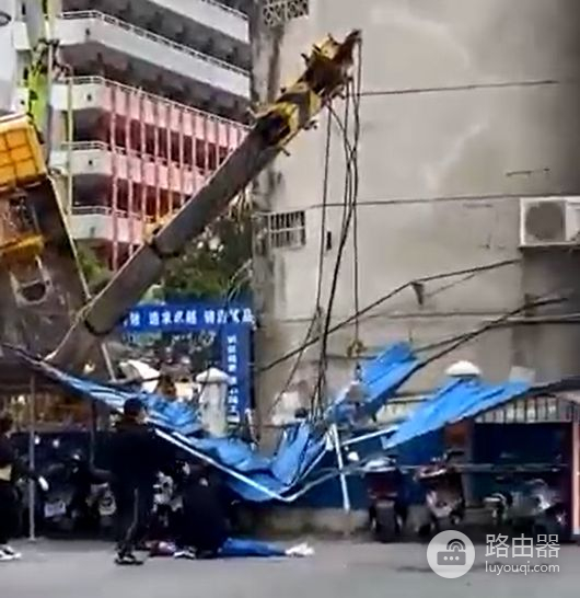 广西一中学吊车倒塌致2名学生受伤(广西一中学吊车倒塌致2名学生受伤死亡)