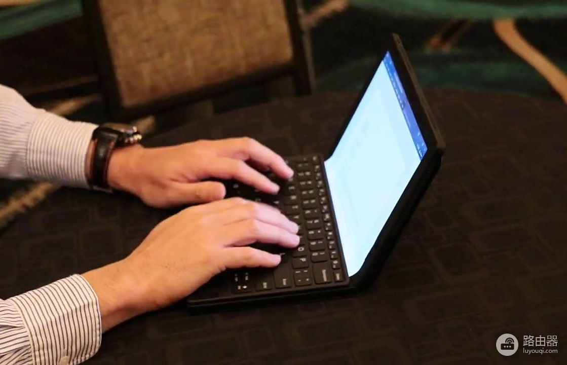 屏幕可折叠的笔记本电脑(能折叠的笔记本电脑)