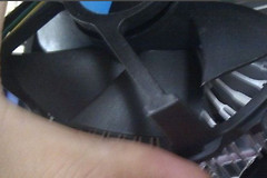 如何给电脑机箱安装CPU的风扇(如何安装电脑风扇)