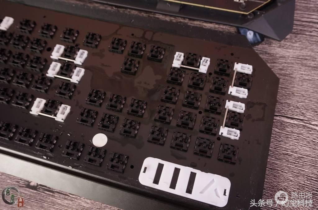 机械键盘放到鱼缸里会怎样？拆解细测雷柏V780键盘的防水效果