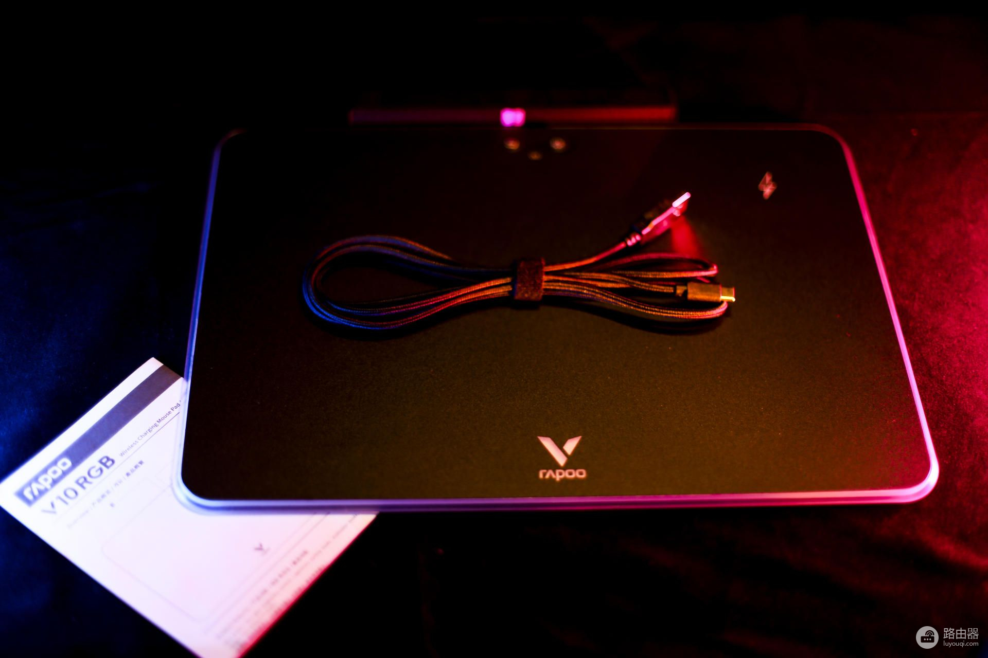 超酷的无线电脑桌面雷柏V10RGB套装，实现无线鼠标无限电量