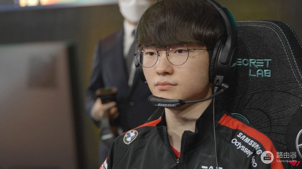 Faker换了好几台电脑了!T1凌晨空运电脑解决选手掉帧问题