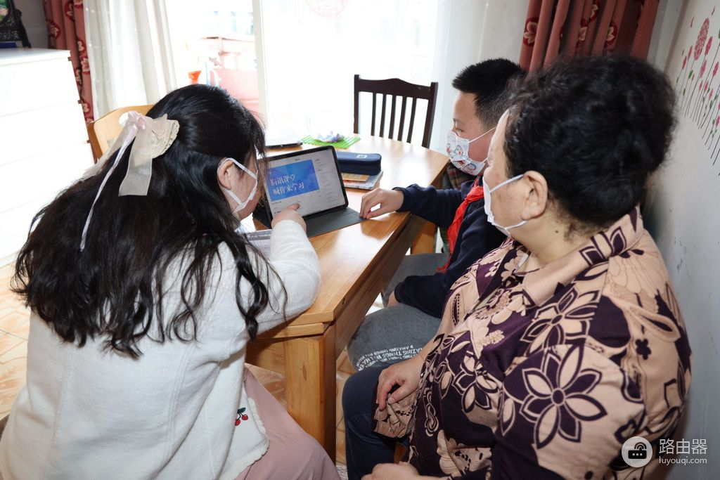 孩子上网课奶奶不懂电脑调试，上海金山有一群社工助学战疫