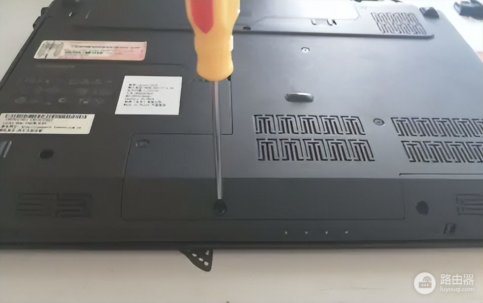 笔记本硬盘怎么拆下来清理(电脑硬盘如何销毁)