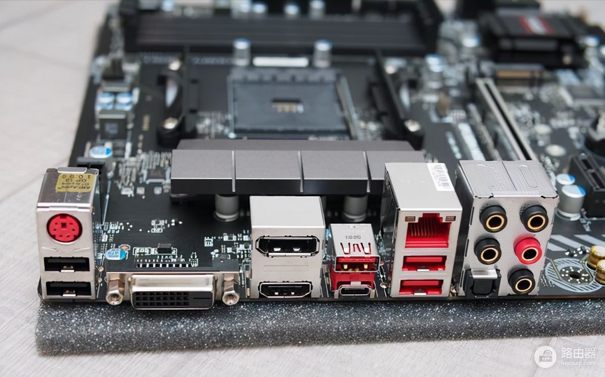 在4L极小机箱中组建功能强大的MINI-ITX系统：主板即是取舍