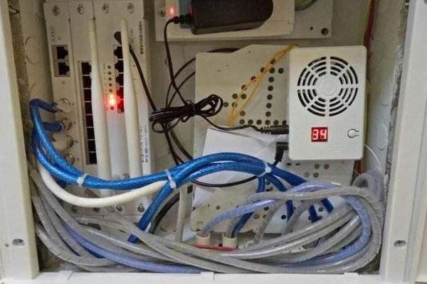 路由器安装在弱电箱里(路由器应该怎么接在弱电箱)