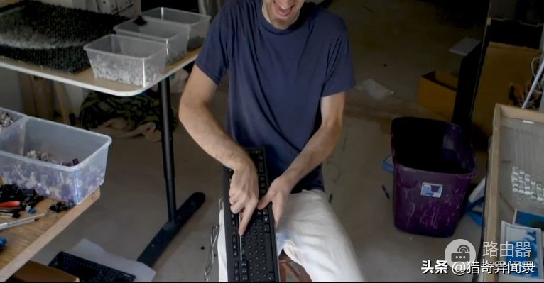 这个男人用电脑键盘绘制各种世界名画(如何画电脑键盘)