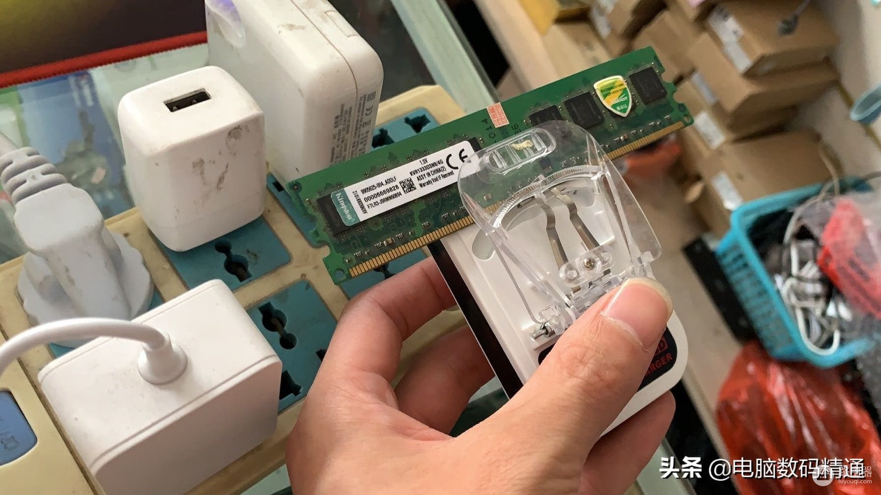 我让客户回去给内存条通电,客户就这么给内存通电,我急的抓头