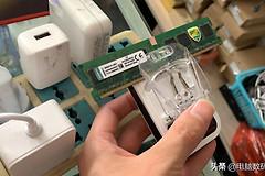 我让客户回去给内存条通电，客户就这么给内存通电，我急的抓头