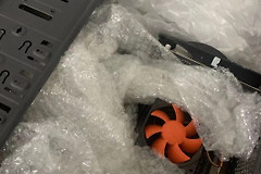 电脑店老板给上大学的儿子装电脑，配置很有意思，难道非亲生的吗