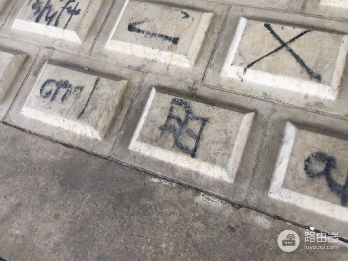 日本网友把路边的砖块画成键盘，网友：这是太闲了还是太有想法？