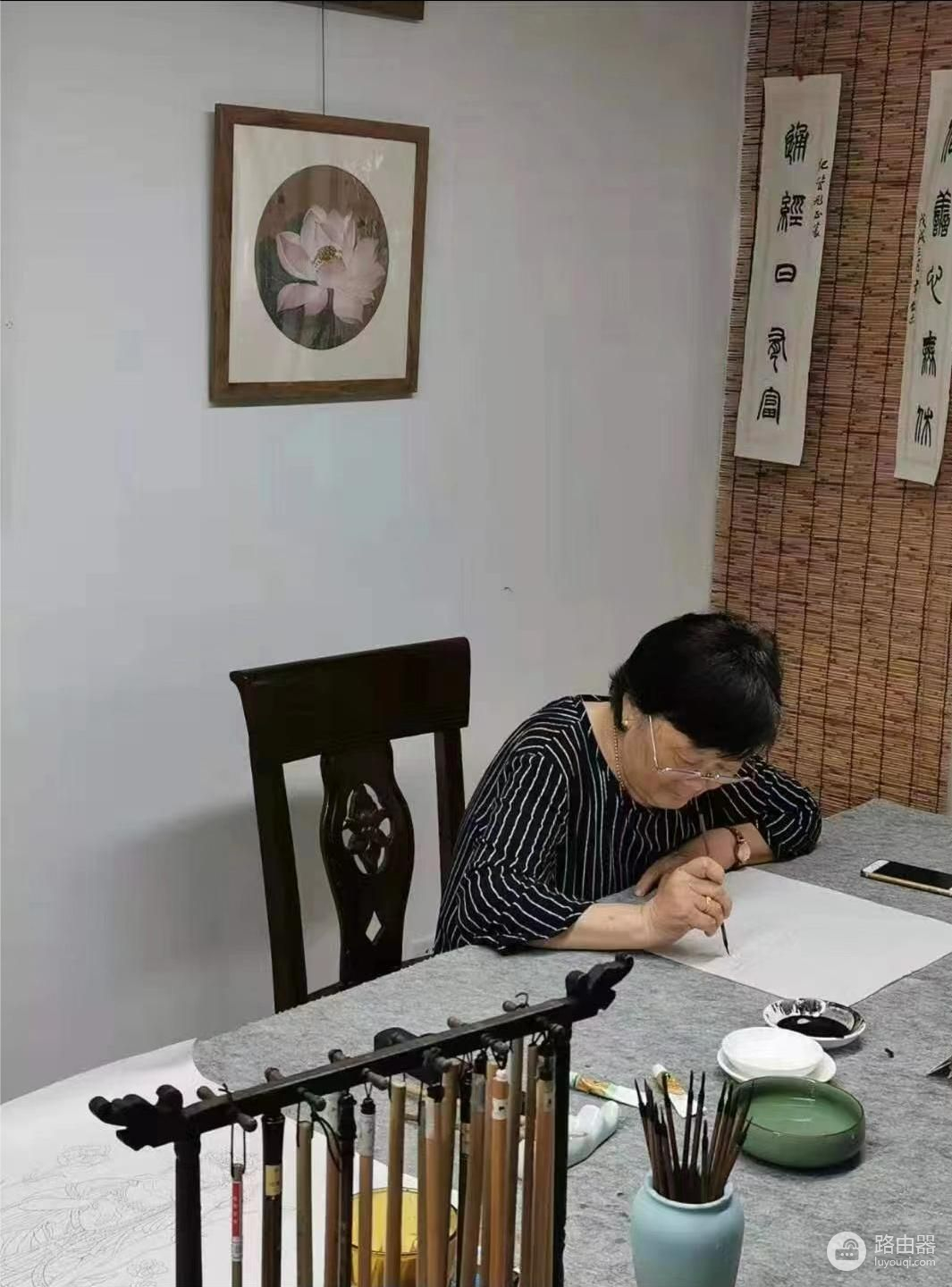 76岁外婆用平板电脑画出绝美牡丹图，外孙：啥都难不倒她