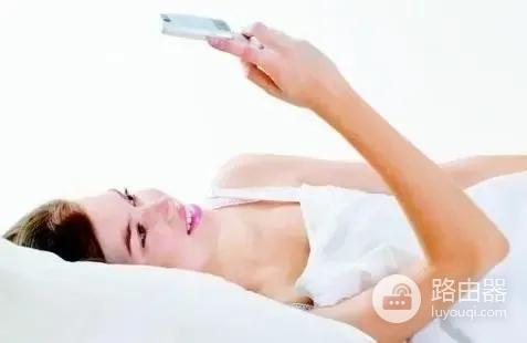 如何舒服地躺在床上玩手机(如何舒服地躺在床上玩手机视频)