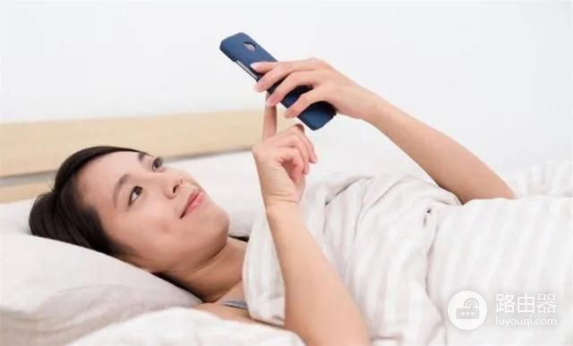 如何舒服地躺在床上玩手机(如何舒服地躺在床上玩手机视频)