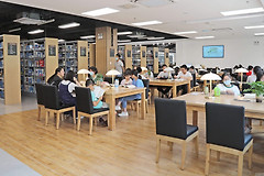 你到图书馆会带电脑吗(你到图书馆会带电脑吗翻译)