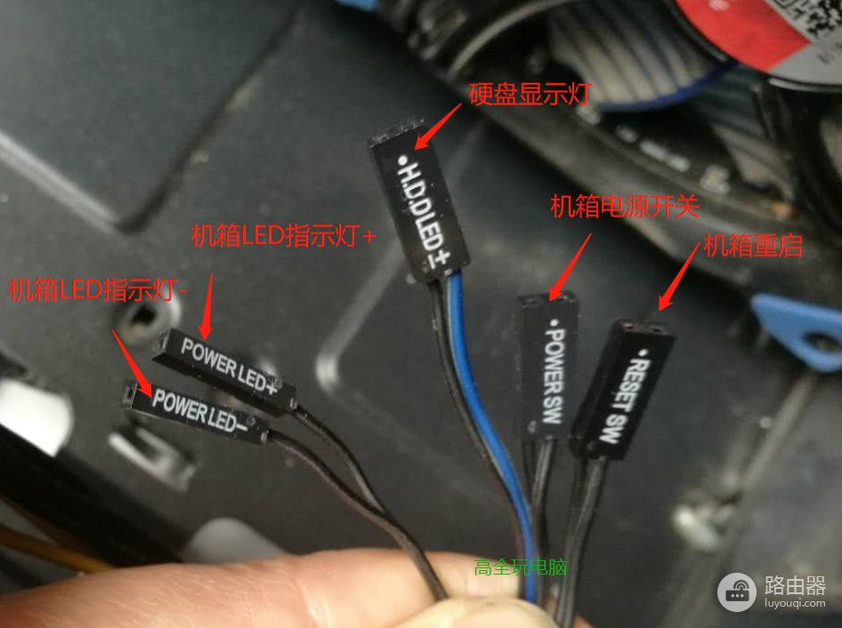 电脑机箱上面的插座怎么接(机箱连接线如何连接主板，你插错过吗？)