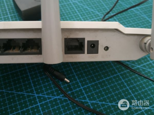 路由器上面光信号闪红灯怎么解决(路由器上面的光信号一直闪红灯该怎么办)