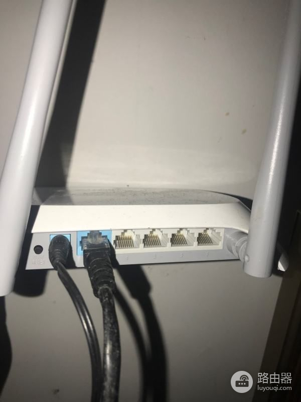 路由器上可以直接插网线连上网吗(怎样用一根网线连接电脑和路由器上网)