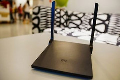 铁的弱电箱无线路由信号差怎么办(家里的路由器信号特别弱)
