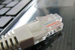 连接路由器的网线的水晶头的接法.(两个wifi相连的网线水晶头该怎么接)