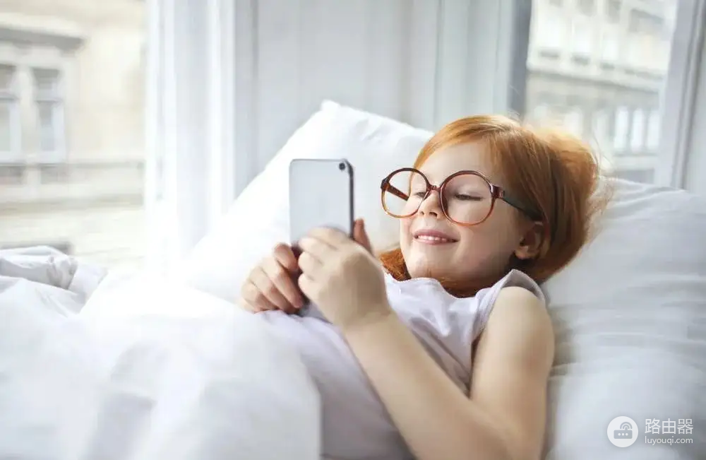 手机上怎么控制wifi开关(暑假小孩沉溺网络怎么办？家长用手机一键控制家庭网络开关)