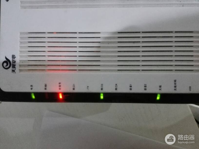 下雨天光信号红灯闪烁怎么回事(下雨天光信号红灯闪烁什么原因)