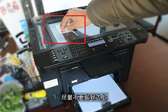 复印机如何把身份证正反面放在一张上?