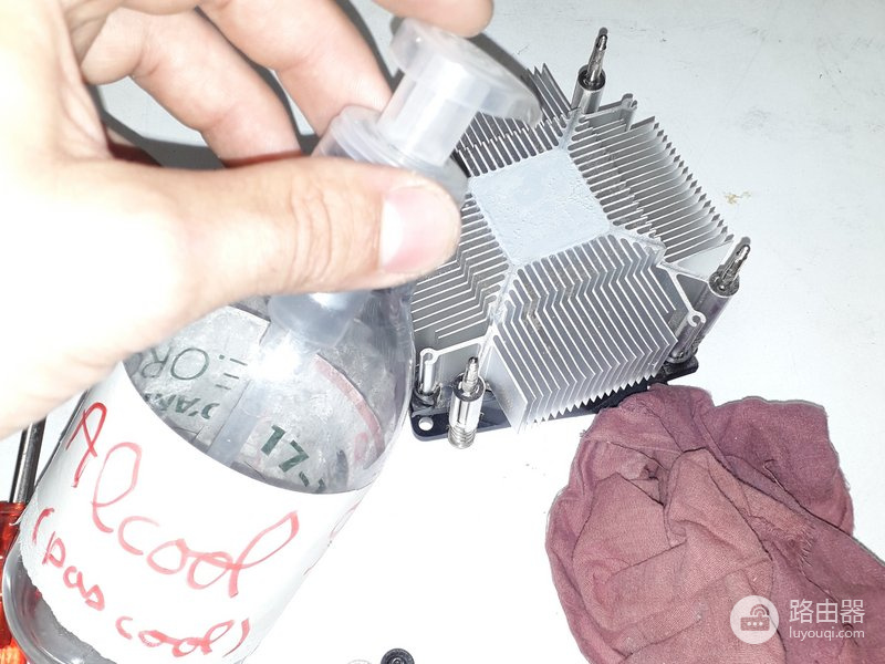 CPU怎么拆下来?台式机拆CPU的正确步骤
